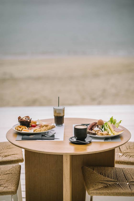Breakfast by the beach