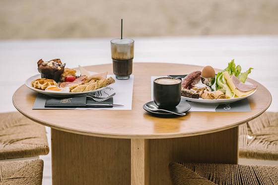 Breakfast by the beach