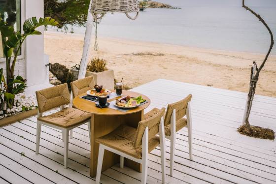 Breakfast by the beach